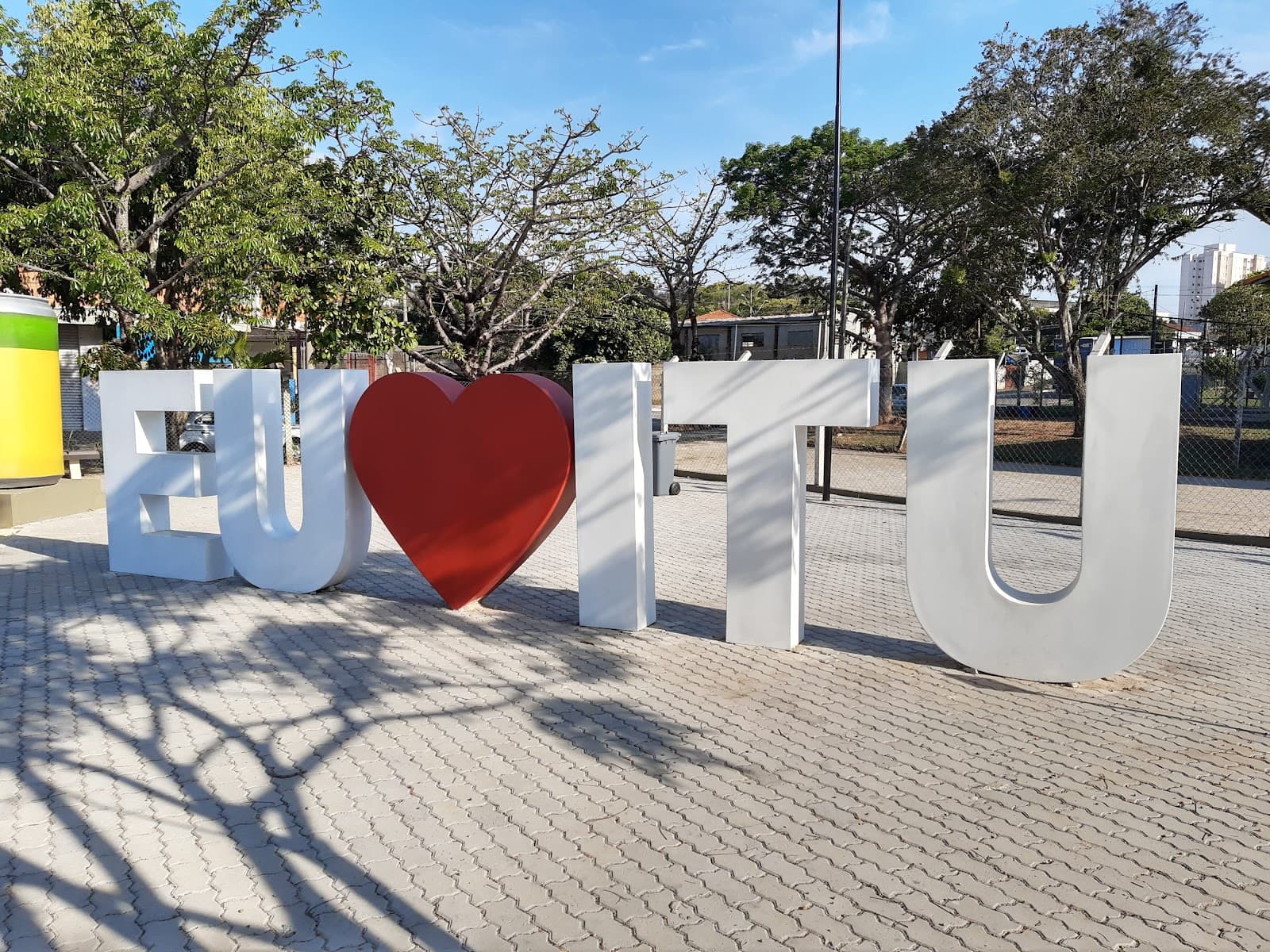 Praça dos Exageros - foto 3