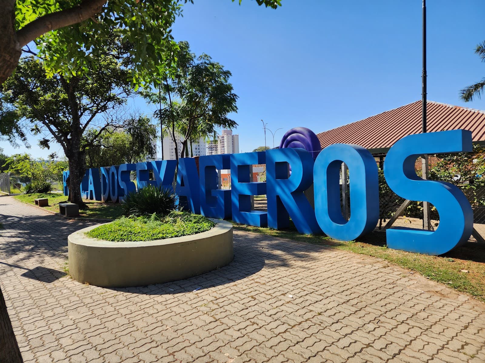 Praça dos Exageros - foto 8